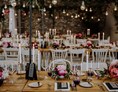 Hochzeitslocation: Blumendeko und Tischschmuck für eine unvergessliche Hochzeitsfeier. - Gut Hohenholz