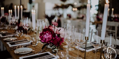Winterhochzeit - Preisniveau: €€€ - Düsseldorf - Eine festlich gedeckte Hochzeitstafel auf Gut Hohenholz. - Gut Hohenholz