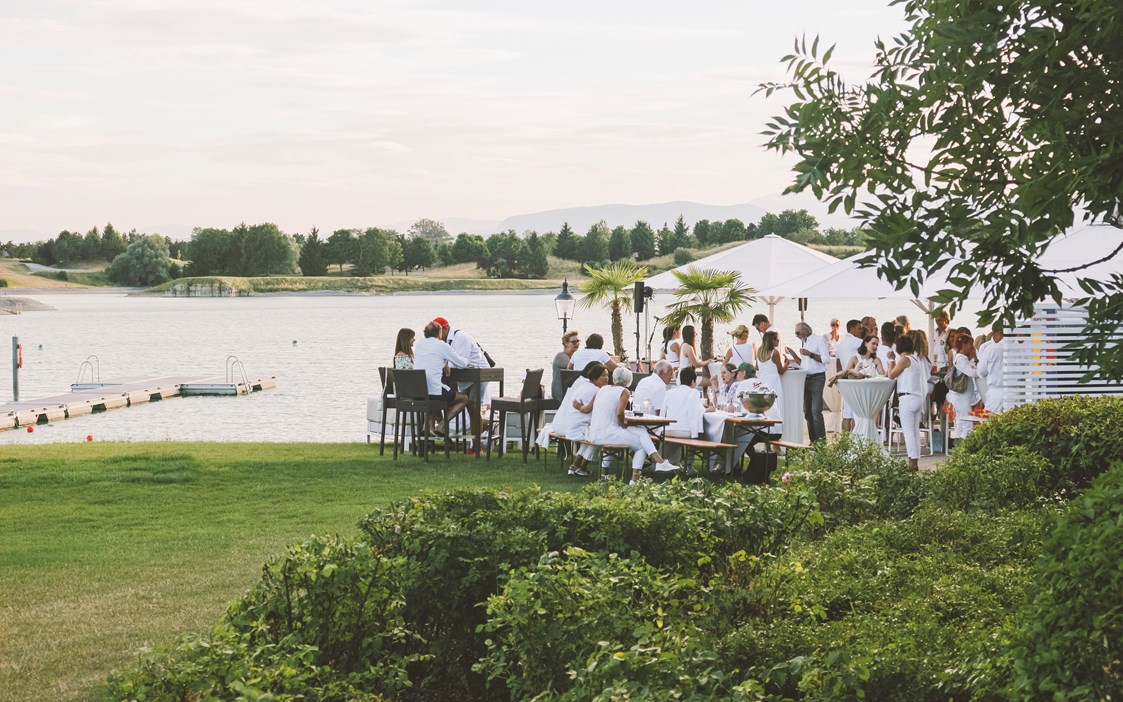 Hochzeitslocation: Feiert eure Trauung direkt am See des Golfclub Fontana in Niederösterreich. - FONTANA