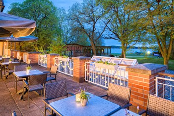 Hochzeitslocation: Terrasse mit Seeblick - Kurhaus am Inselsee