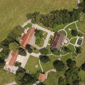 Hochzeitslocation: Luftbild über dem Berghof - CP Location - Gut Ammerhof