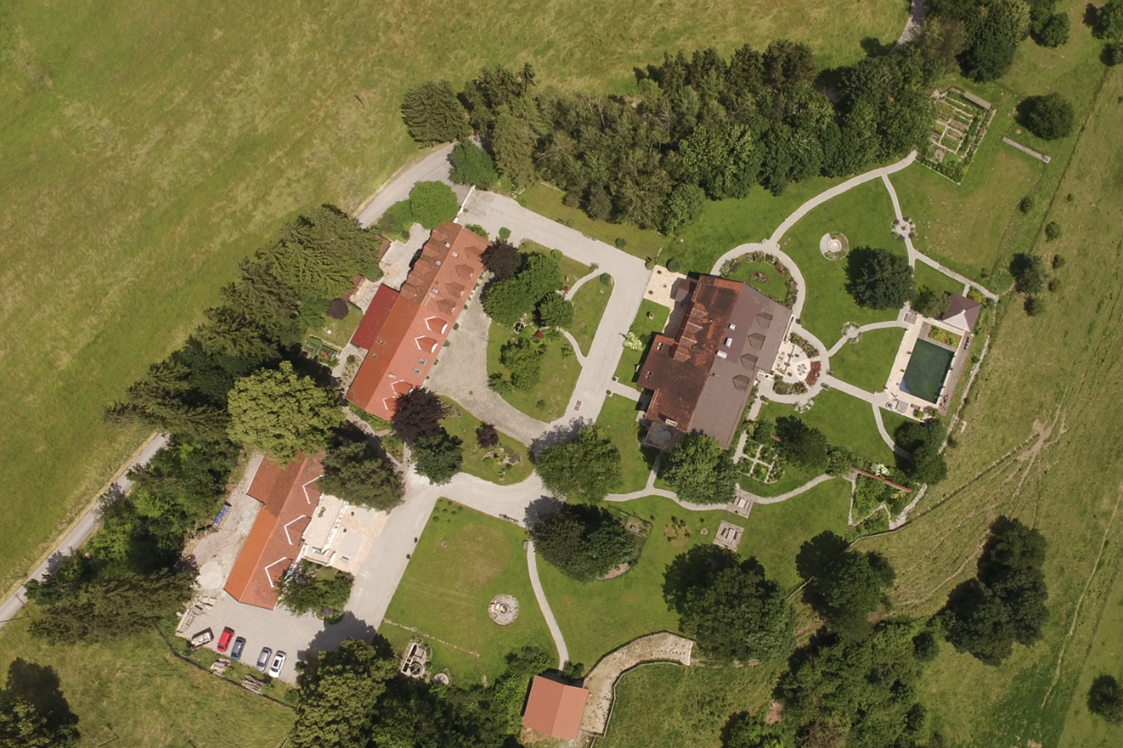 Hochzeitslocation: Luftbild über dem Berghof - CP Location - Gut Ammerhof