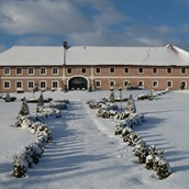 Winterhochzeit: Der verschneite Stadlerhof Wilhering für eure Winterhochzeit. - Stadlerhof Wilhering