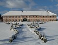Hochzeitslocation: Der verschneite Stadlerhof Wilhering für eure Winterhochzeit. - Stadlerhof Wilhering