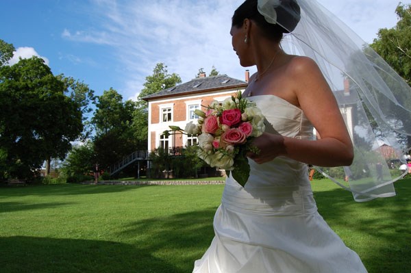Hochzeitslocation: Braut vor dem Gutshaus Groß Siemen - Gut Gross Siemen