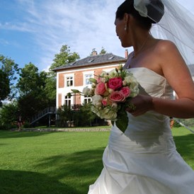 Hochzeitslocation: Braut vor dem Gutshaus Groß Siemen - Gut Gross Siemen