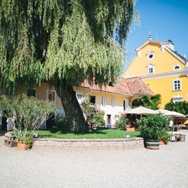 Hochzeitslocation: Außenansicht vom Schloss Gamlitz.
Foto © henrywelischweddings.com - Schloss Gamlitz