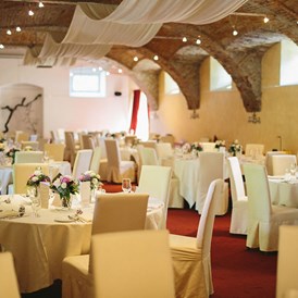Hochzeitslocation: Der große Festsaal des Schlosses.
Foto © henrywelischweddings.com - Schloss Gamlitz