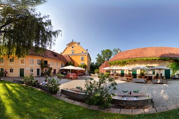 Hochzeitslocation: Schlosshof bei Tag - Schloss Gamlitz