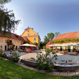 Hochzeitslocation: Schlosshof bei Tag - Schloss Gamlitz