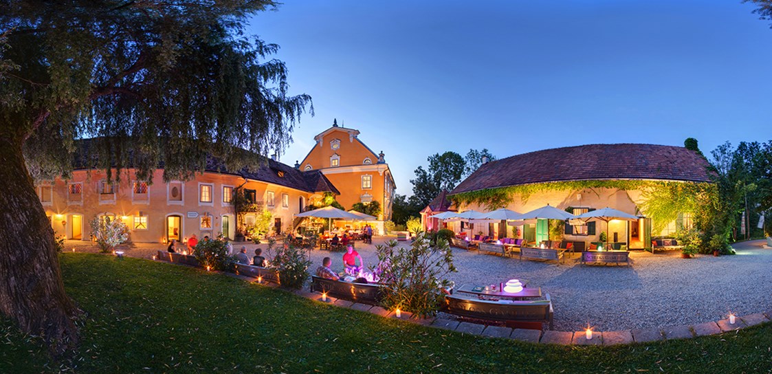 Hochzeitslocation: Wunderschöner Schlosshof bei Dämmerung - Schloss Gamlitz
