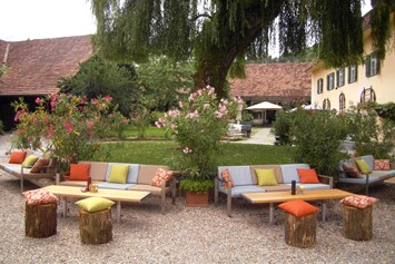 Hochzeitslocation: Unser Loungebereich im Schlosshof - Schloss Gamlitz