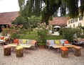 Hochzeitslocation: Unser Loungebereich im Schlosshof - Schloss Gamlitz
