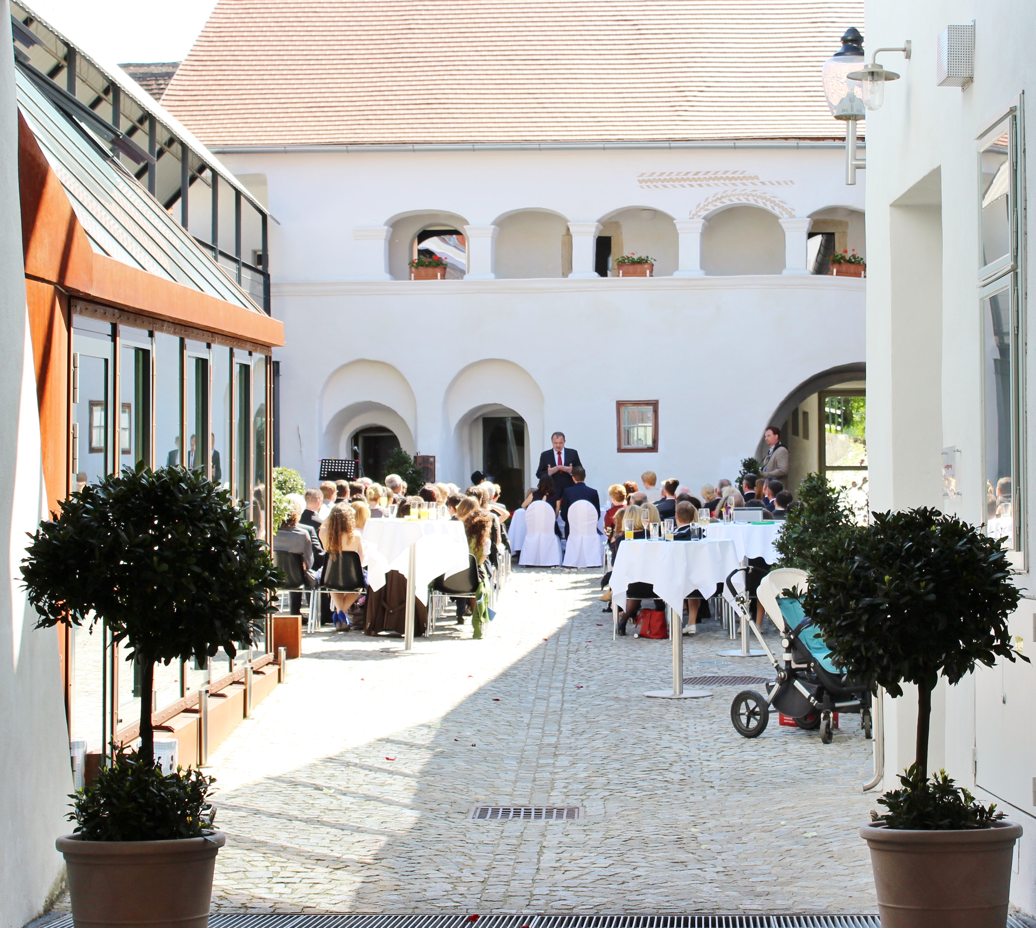Winterhochzeit - nächstes Hotel - Arkadeninnenhof vierzigerhof - vierzigerhof und stiegenhaus