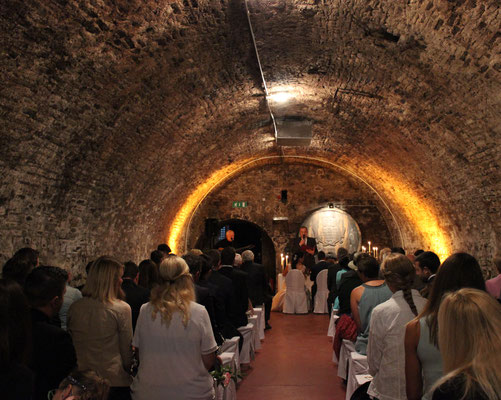 Winterhochzeit - nächstes Hotel - Roter Keller im stiegenhaus - vierzigerhof und stiegenhaus