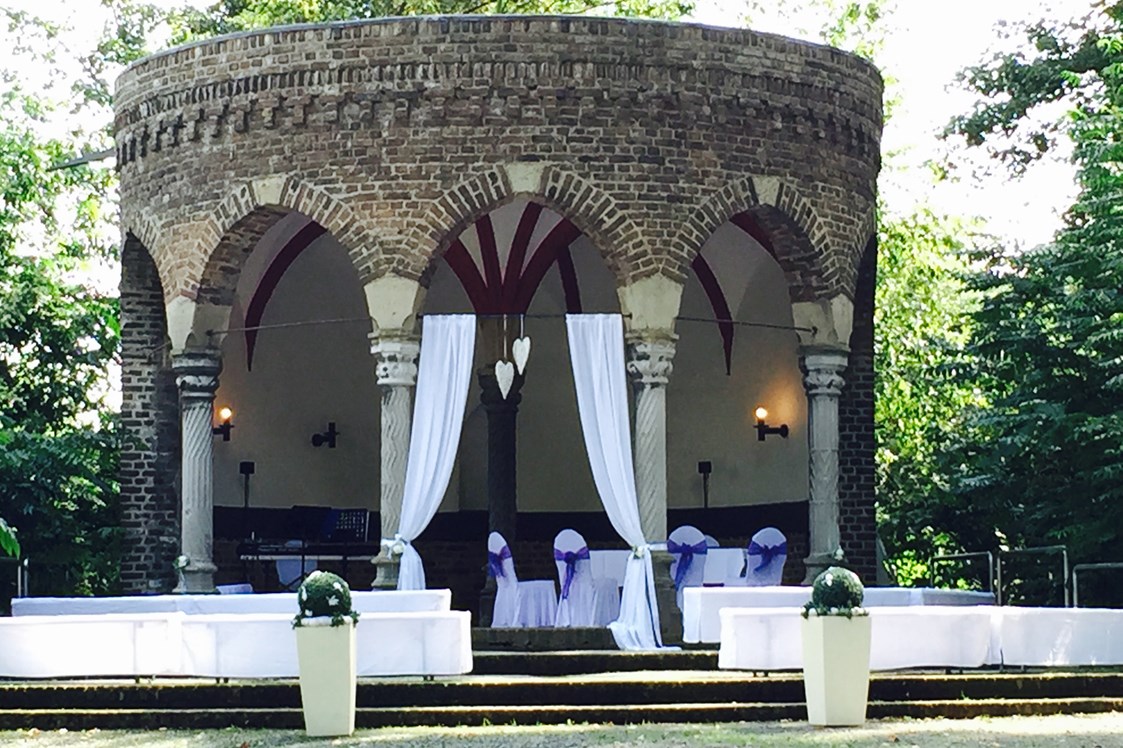 Hochzeitslocation: Freie Trauung an unserem geweihten Steinpavillon mitten im wunderschönen Schlosspark  - Brasserie Schloss Paffendorf