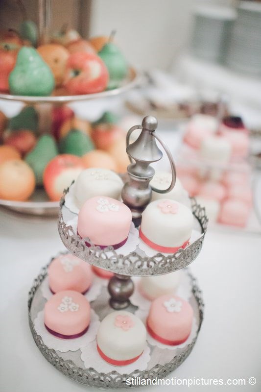 Hochzeitslocation: Cakepops und andere Leckereien für einen versüssten Abend.
Foto © stillandmotionpictures.com - Hotel CHÂTEAU BÉLA