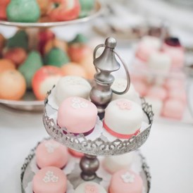 Hochzeitslocation: Cakepops und andere Leckereien für einen versüssten Abend.
Foto © stillandmotionpictures.com - Hotel CHÂTEAU BÉLA