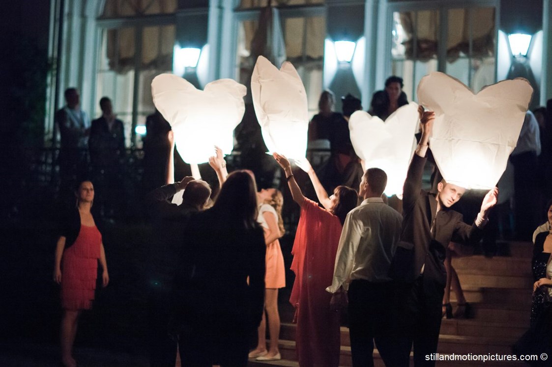 Hochzeitslocation: Feuerballons als bleibende Erinnerung an einen besonderen Abend.
Foto © stillandmotionpictures.com - Hotel CHÂTEAU BÉLA