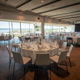Hochzeitslocation: Der Festsaal im Obergeschoss des FRITZ am See bietet Platz für bis zu 200 Hochzeitsgäste. - das Fritz am See