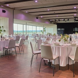 Hochzeitslocation: Der große Festsaal im FRITZ am See bietet Platz für bis zu 200 Hochzeitsgäste. - das Fritz am See