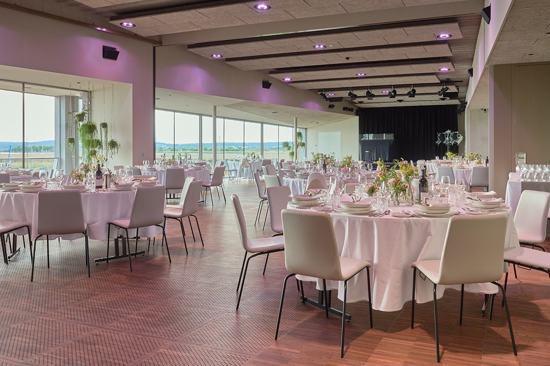 Hochzeitslocation: Der große Festsaal im FRITZ am See bietet Platz für bis zu 200 Hochzeitsgäste. - das Fritz am See