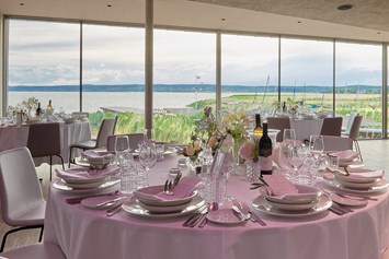 Hochzeitslocation: Der große Festsaal im FRITZ am See bietet einen herrlichen Blick über den Neusiedlersee. - das Fritz am See