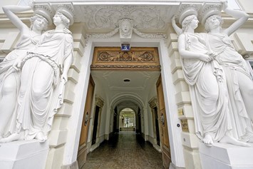 Hochzeitslocation: Eingang zum Palais Pallavicini gegenüber der Nationalbibliothek. - Palais Pallavicini