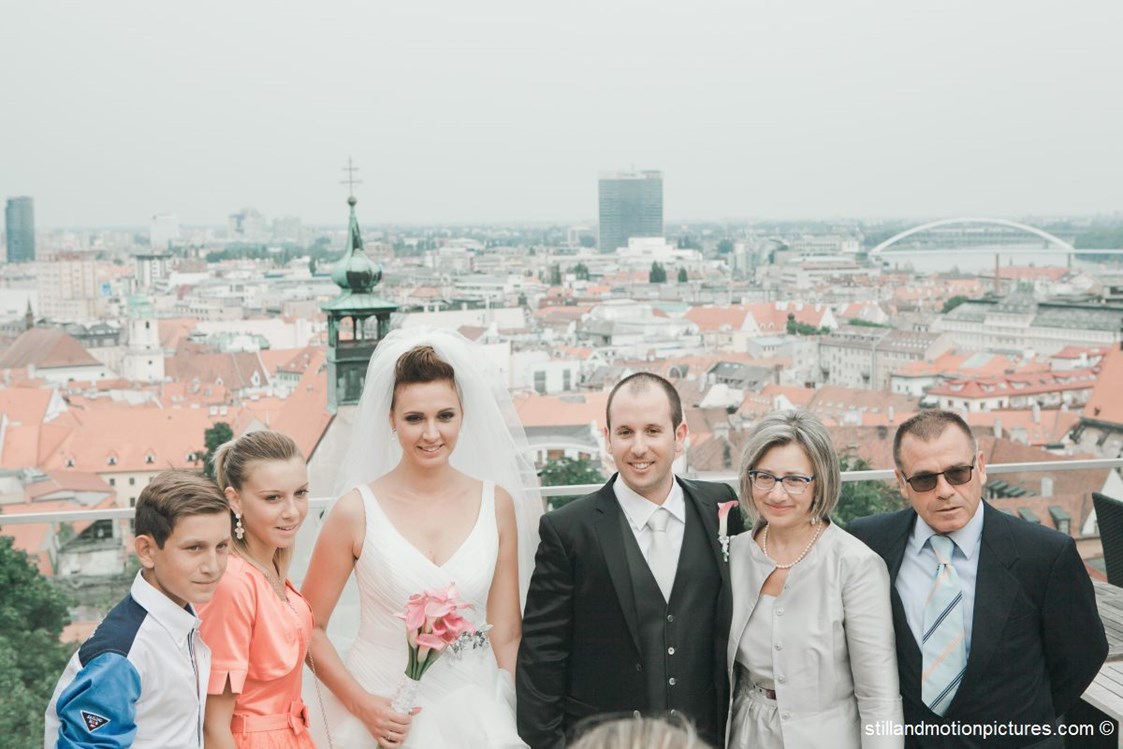 Hochzeitslocation: Heiraten in Bratislava. Die Hochzeitsgesellschaft vorm wunderschönen Panoramablick auf Bratislava.
Foto © stillandmotionpictures.com - REŠTAURÁCIA HRAD
