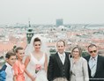 Hochzeitslocation: Heiraten in Bratislava. Die Hochzeitsgesellschaft vorm wunderschönen Panoramablick auf Bratislava.
Foto © stillandmotionpictures.com - REŠTAURÁCIA HRAD