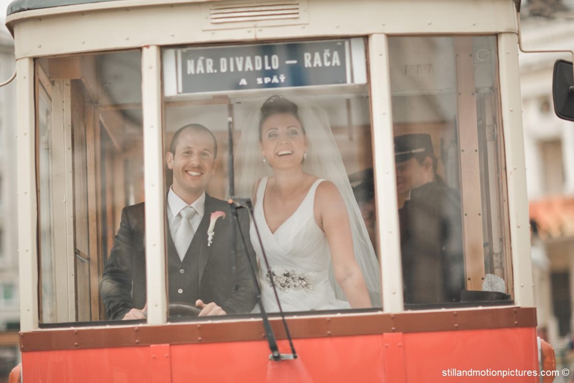 Hochzeitslocation: Feiern Sie Ihre Hochzeit im Restaurant Hrad und genießen Sie die Altstadt von Bratislava samt Hochzeitsbus und Hochzeitsbim.
Foto © stillandmotionpictures.com - REŠTAURÁCIA HRAD