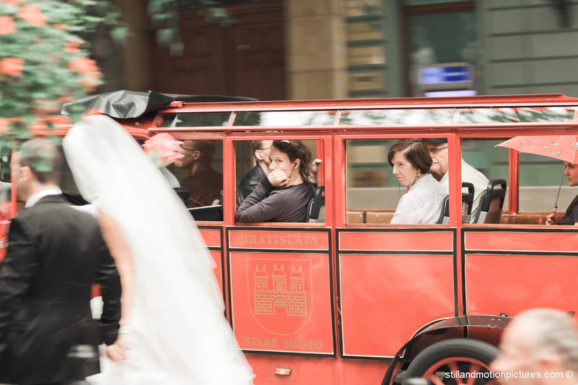 Hochzeitslocation: Feiern Sie Ihre Hochzeit im Restaurant Hrad und genießen Sie die Altstadt von Bratislava samt Hochzeitsbus und Hochzeitsbim.
Foto © stillandmotionpictures.com - REŠTAURÁCIA HRAD