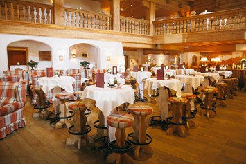 Hochzeitslocation: Hotelbar "auf der Tenne" im Bio-Hotel Stanglwirt in Tirol.
Foto © formafoto.net - Bio-Hotel Stanglwirt
