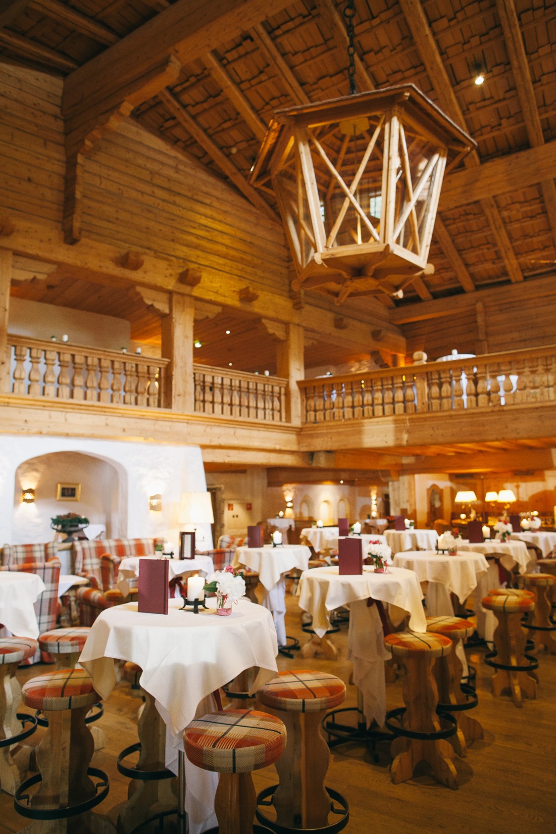 Hochzeitslocation: Hotelbar "auf der Tenne" im Bio-Hotel Stanglwirt in Tirol.
Foto © formafoto.net - Bio-Hotel Stanglwirt