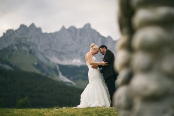 Hochzeitslocation: Der Stanglwirt bietet auch eine tolle Kulisse für Hochzeitsfotos (Blick auf das Kaiserpanorama).
Foto © formafoto.net - Bio-Hotel Stanglwirt