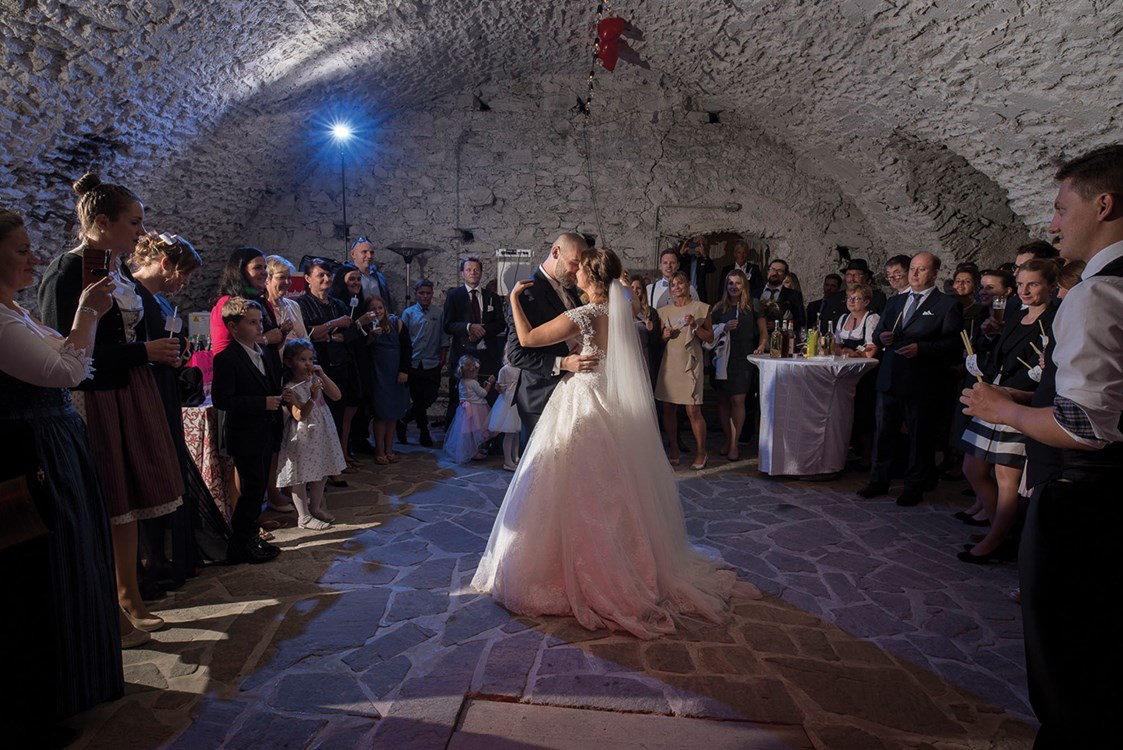 Hochzeitslocation: Zünftige Party im Gewölbe - Schloss Thörl