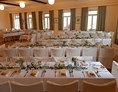 Hochzeitslocation: Gedeckter Saal mit Tafel und Tanzfläche - mittig vor der Bühne - Gasthof Englwirt 