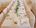 Hochzeitslocation: Gedeckte Tische und behusste Stühle - Gasthof Englwirt 