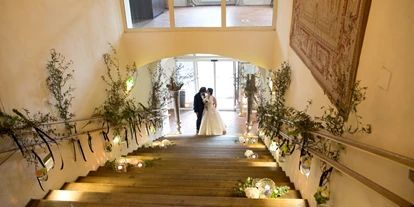 Winterhochzeit - Art der Location: Schloss - Brautpaar kommt in den Festsaal  - Schloss Maria Loretto