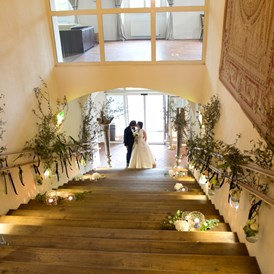 Hochzeitslocation: Brautpaar kommt in den Festsaal  - Schloss Maria Loretto