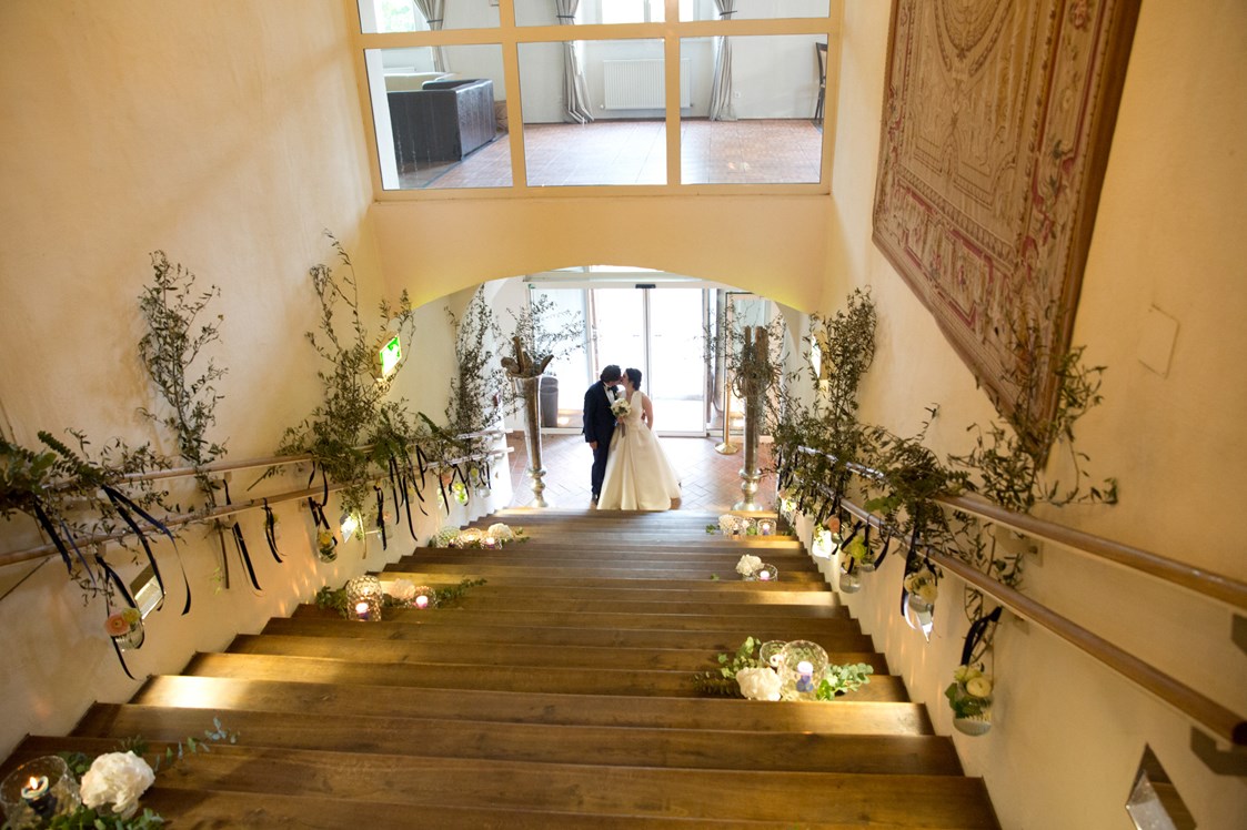 Hochzeitslocation: Brautpaar kommt in den Festsaal  - Schloss Maria Loretto