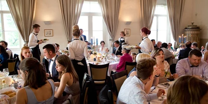 Winterhochzeit - Art der Location: Schloss - Das Essen wird bei uns immer gleichzeitig eingestellt, Galaservice  - Schloss Maria Loretto