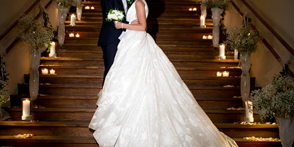 Winterhochzeit - Art der Location: Schloss - Der Liebeskuss vor dem Dinner  - Schloss Maria Loretto
