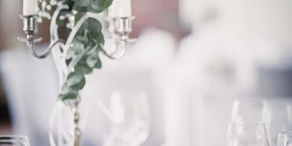 Winterhochzeit - Art der Location: Schloss - Eine Hochzeitstafel auf Schloss Maria Loretto. - Schloss Maria Loretto