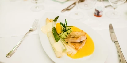 Winterhochzeit - Art der Location: Schloss - Kärnten Lax´n mit Sauce Bearnaise. - Schloss Maria Loretto