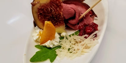 Winterhochzeit - Art der Location: Schloss - Hirschrücken mit Preiselbeeren als Fingerfood serviert  - Schloss Maria Loretto