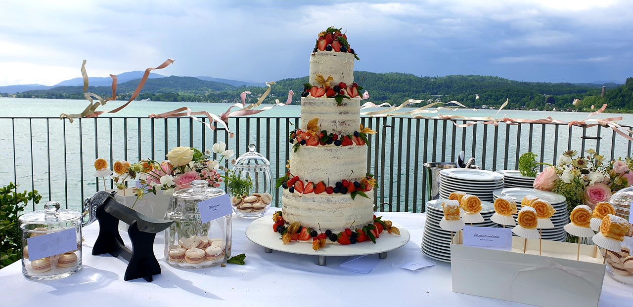 Schloss Maria Loretto Angaben zu den Festsälen Tortenanschnitt am Nachmittag 