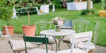 Winterhochzeit - Karlstetten - Gemütliche Sitzgelegenheiten laden zum Entspannen im Schlosspark Mühlbach. 
Foto © thomassteibl.com - Schlosspark Mühlbach am Manhartsberg