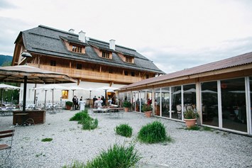 Hochzeitslocation: Feiern Sie Ihre Hochzeit in der Stiftsschmiede am Ossiacher See in Kärnten.
Foto © henrywelischweddings.com - Stiftsschmiede Ossiacher See
