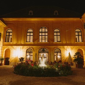 Hochzeitslocation: Das Schloss Eckartsau bei Nacht.
Foto © thomassteibl.com - Schloss Eckartsau